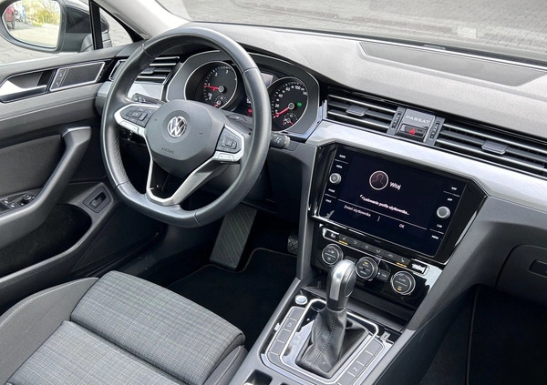 Volkswagen Passat cena 92900 przebieg: 129436, rok produkcji 2020 z Józefów małe 781